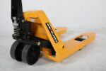 Hand pallet truck 2500 kg, forks 650 mm, I41632 - Image 5